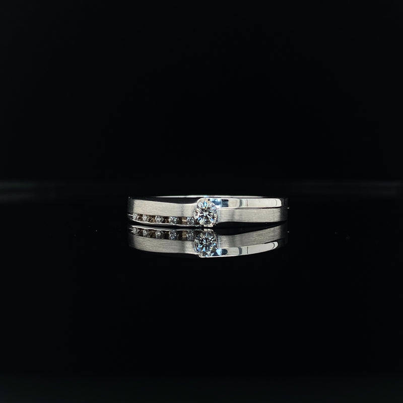 Men's satin and polish contrast ring with centre diamond