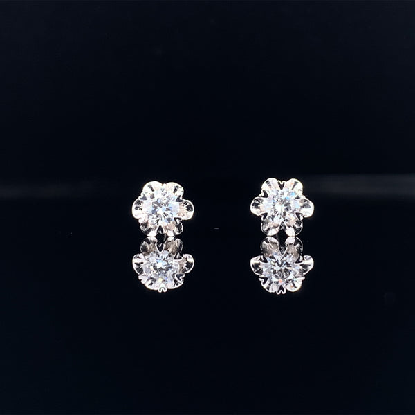 18k white gold diamond stud earrings with floral cut edging